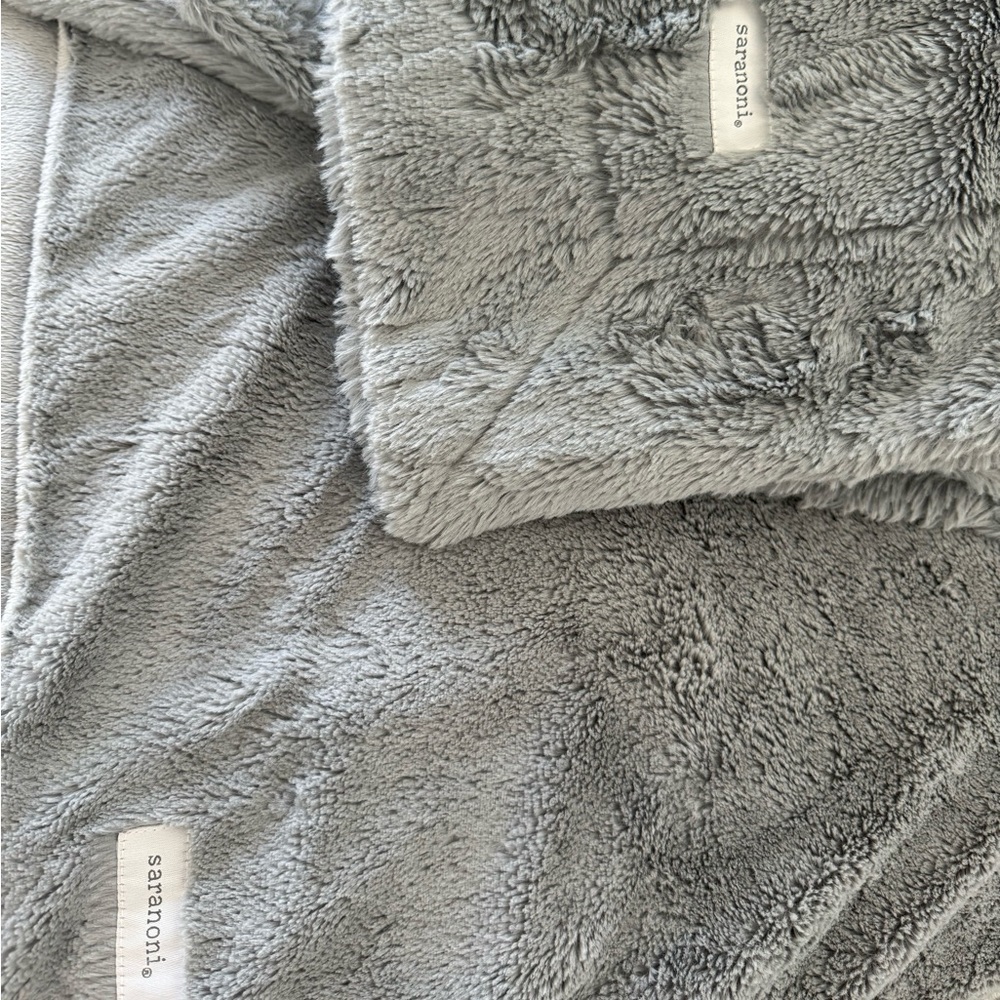 Two Saranoni blankets